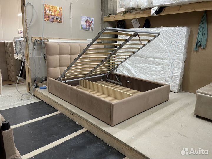 Современная кровать с мягким изголовьем