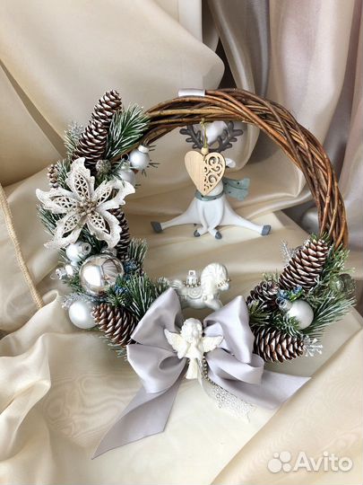 Новогодний венок на дверь из лозы