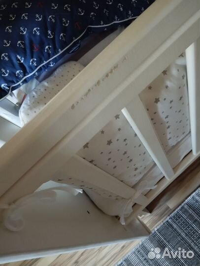 Детская кроватка с маятником с подушками