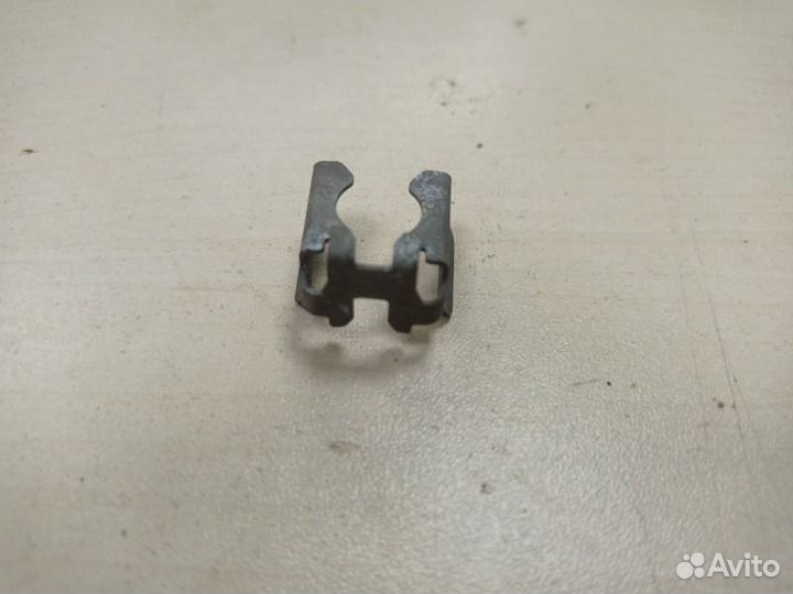 Крепеж форсунки Renault Logan 2 L8 H4M438. 1.6