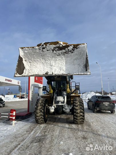 Уборка снега погрузчиком