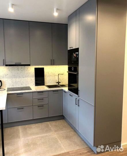 Кухни на заказ с практичными ящиками