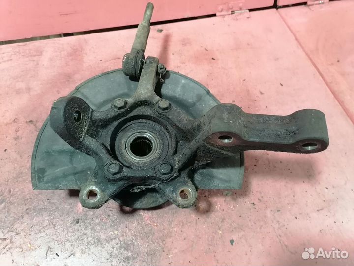 Кулак передний правый Suzuki Grand Vitara 2010