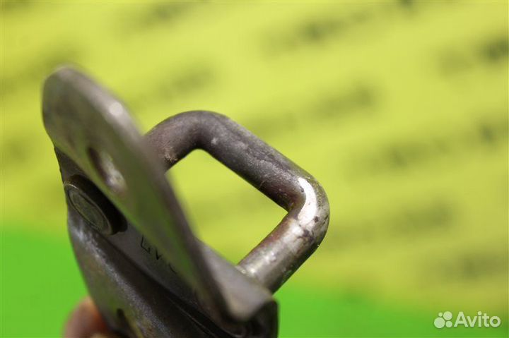 Петля замка багажника задняя Mazda Bongo SK82MN