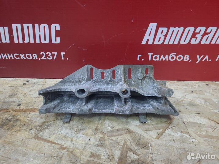 Кронштейн впускного коллектора Renault Sandero