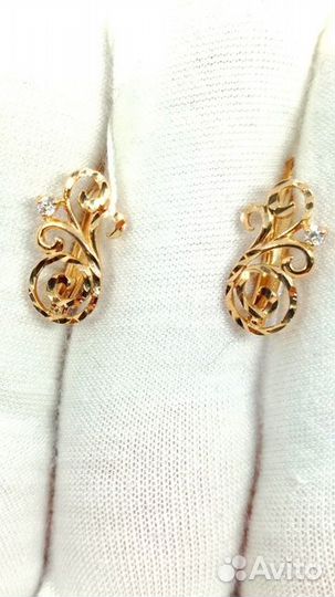 Золотые серьги с камнем