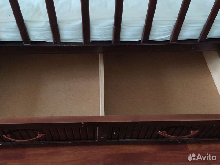 Детская кроватка с маятником