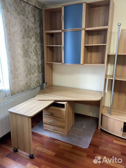 Письменный стол с полками