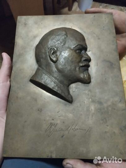 Барельеф Ленина