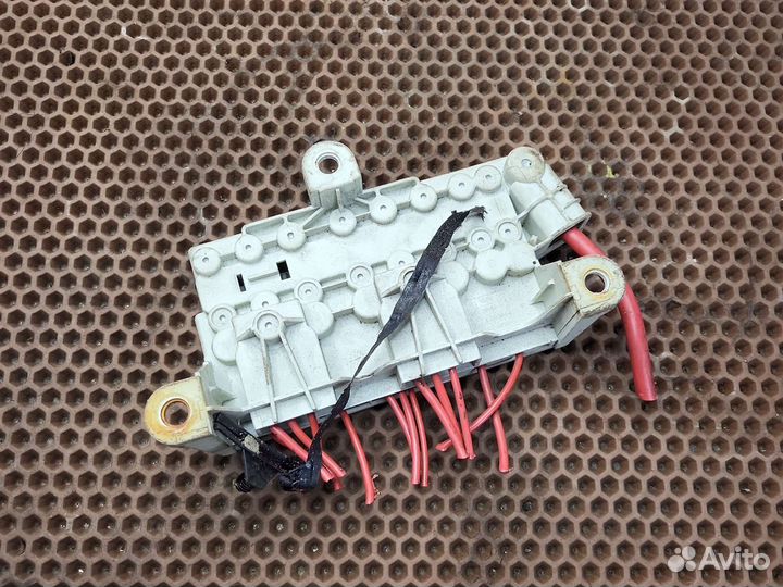 Блок предохранителей в ногах пассажира BMW e39