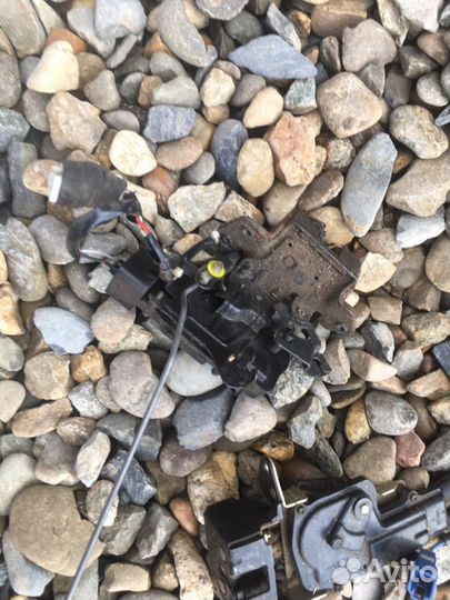 Toyota Matrix 2003 замок крышки багажника