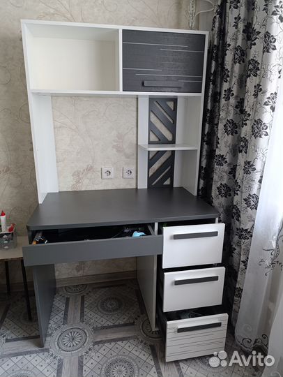 Письменный стол с полкой 