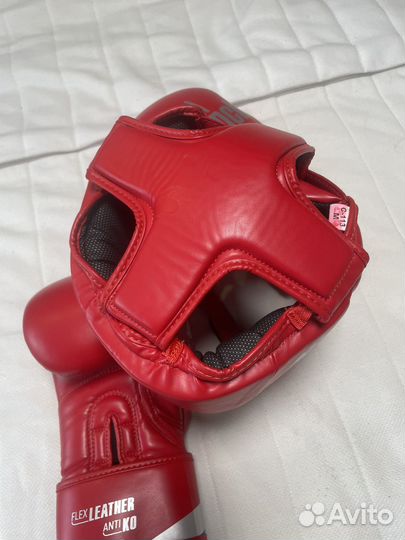 Боксерский шлем и перчатки Clinch