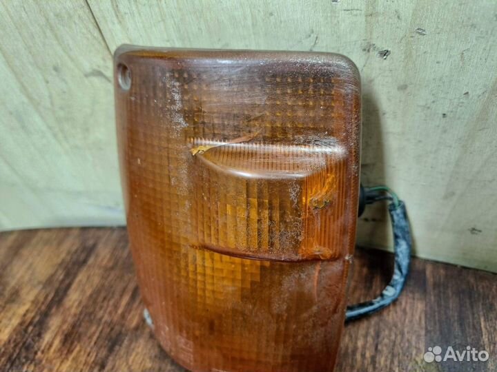 Указатель поворота левый Isuzu Trooper 1988