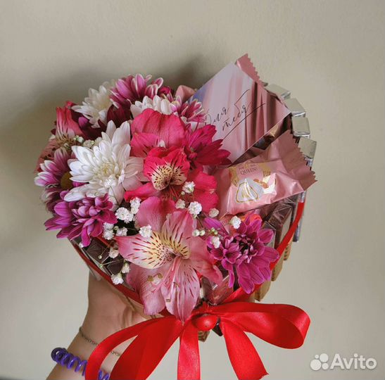 Букет с цветами и сладостями