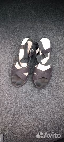 Босоножки черные