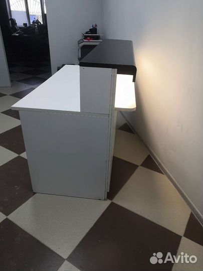 Стол ресепшен