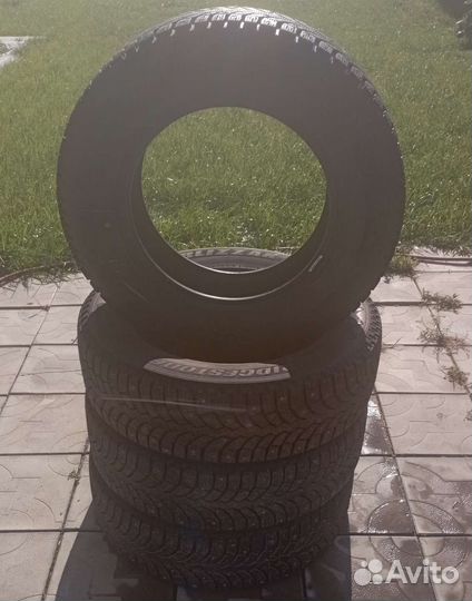 Bridgestone Blizzak Spike-01 215/70 R16