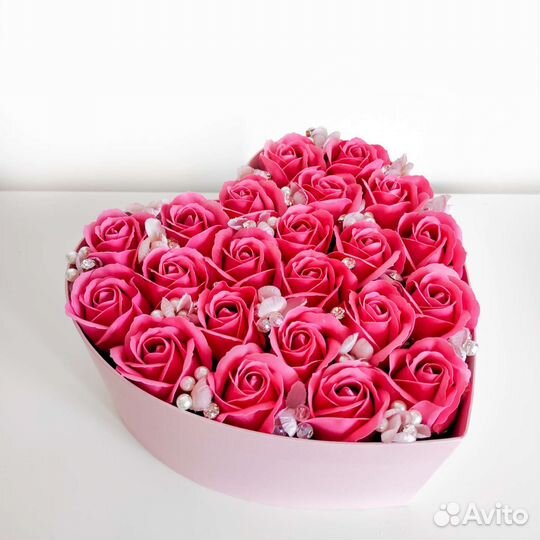 Розы в коробке сердце