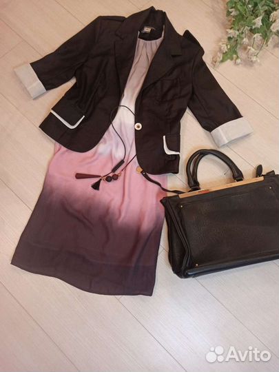 Платье, пиджак и бусы