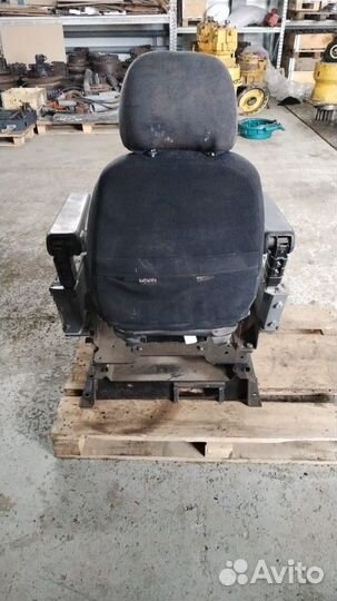 Сиденье оператора экскаватора Komatsu PC300-8