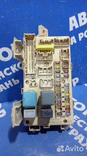 Блок предохранителей салона Toyota Avensis седан