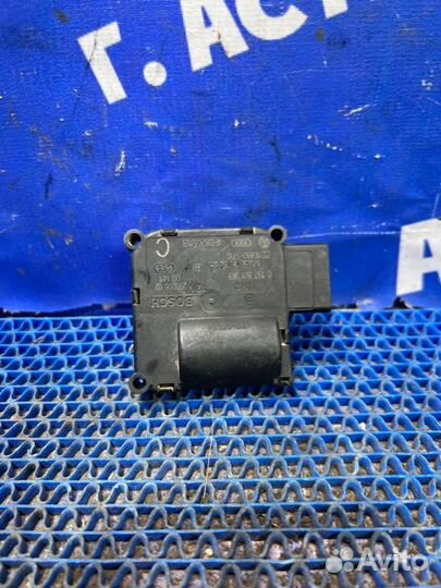 Моторчик заслонок отопителя Audi A6C6 седан 2005