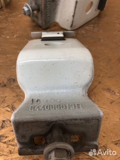 Петля двери задняя Renault Master 2.3crdi 2016