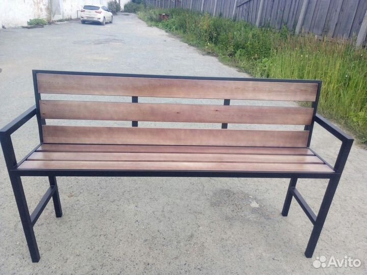 Деревянная скамейка