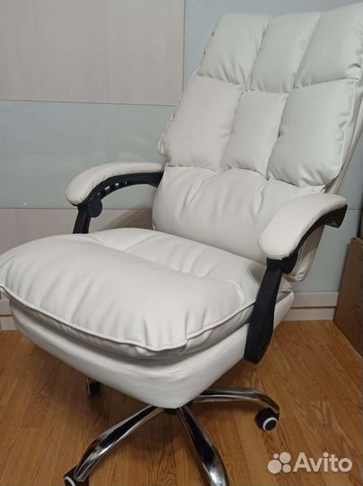 Офисное кресло белый цвет