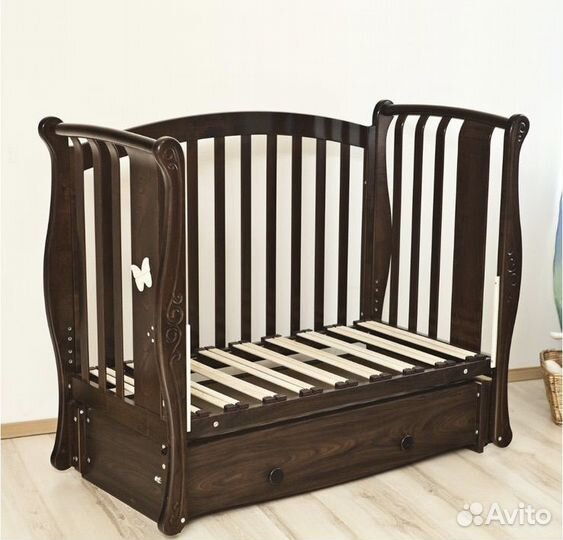 Детская кроватка с маятником