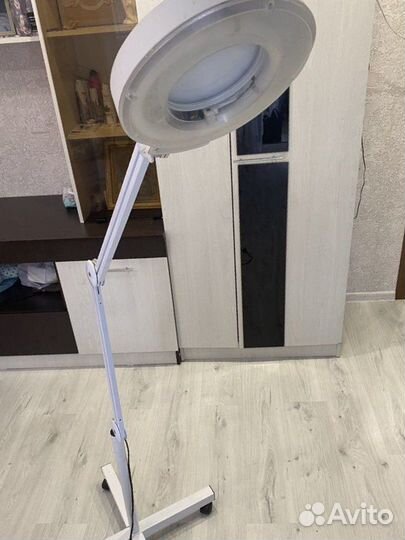 Кольцевая лампа с лупой