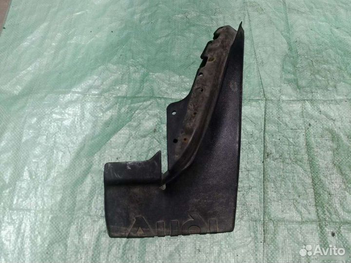 Брызговик правый Audi 80 B3 седан 1.8I 1989