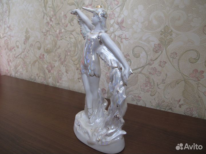 Фарфоровая статуэтка 