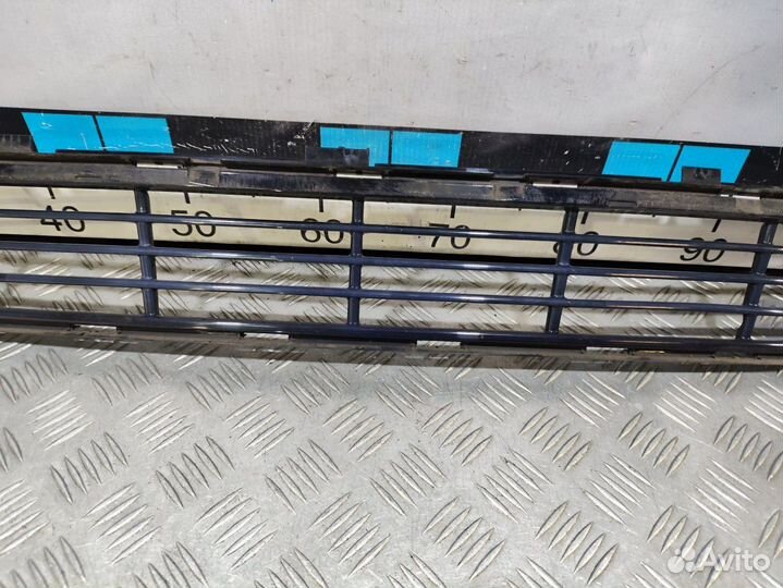 Б/У Решетка в бампер центральная BMW 7-seri#001