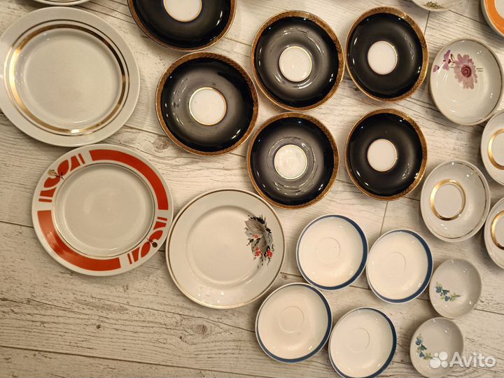 Блюдца кобальт, золото, кружки цветы на чёрном