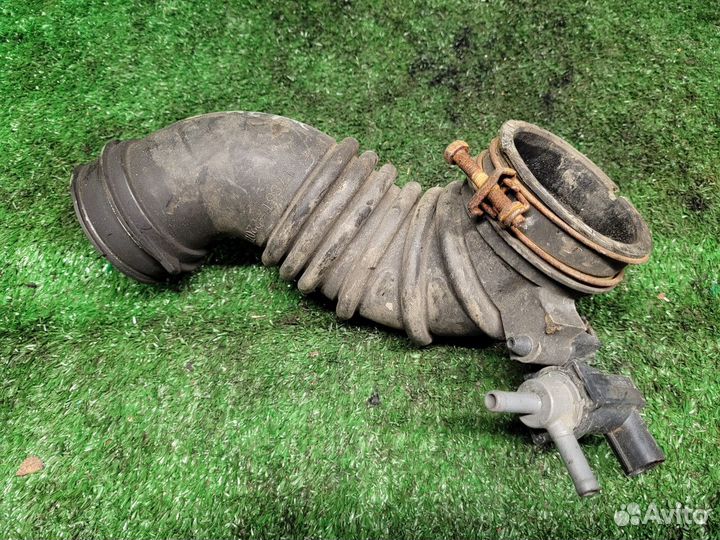 Патрубок воздушного фильтра Toyota Corolla хетчбек