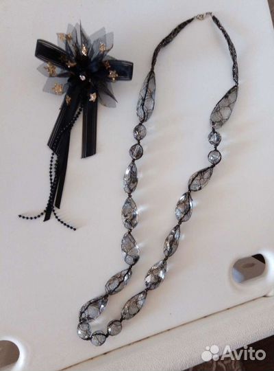 Бусы с брошью