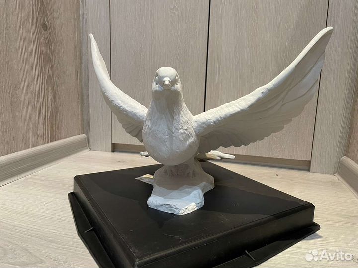 Голубь скульптура из мрамора