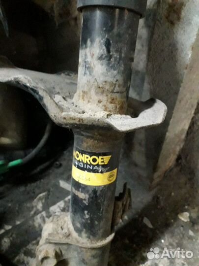 Стойка передяя Suzuki Swift 92-03