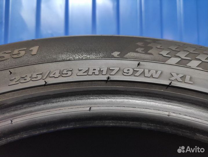 Kumho Ecsta HS51 235/45 R17