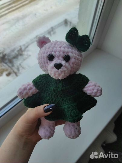 Вязаная игрушка мишка в платье ручной работы