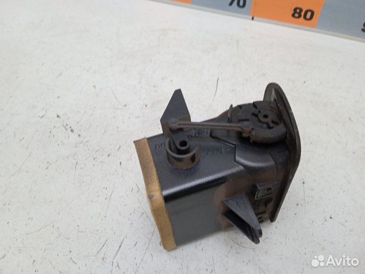 Дефлектор воздушный правый Nissan Primera P11 1.6