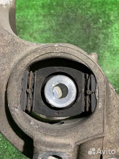 Кулак задний левый Audi A4 B8 CDN 2010