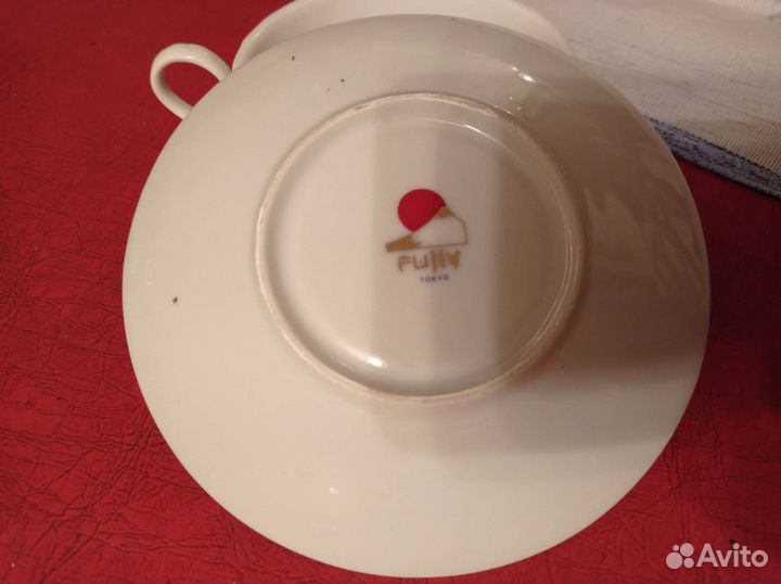 Чайник, чашка и блюдце