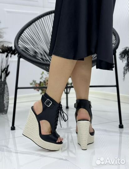 Босоножки женские на танкетке 39-40