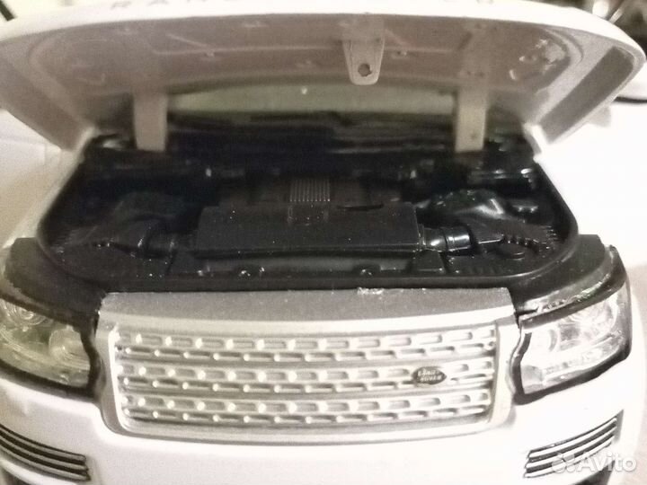 Игрушечная машина белая