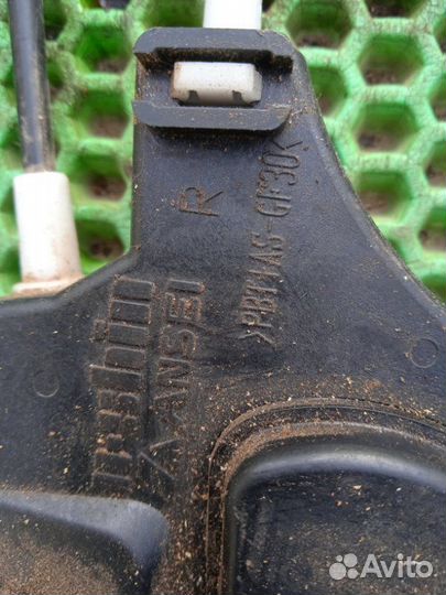 Замок двери правый Mitsubishi Colt