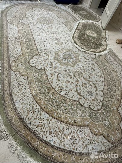 Ковер и два прикроватных коврика