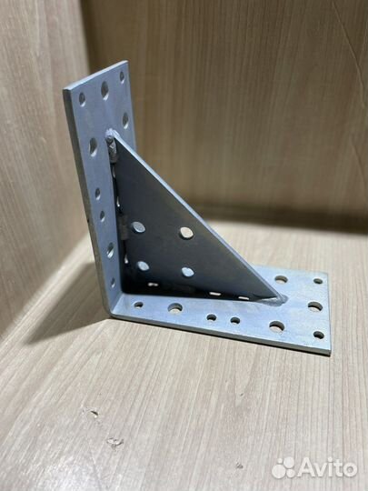 Уголок усиленный 200х200х100х6 мм